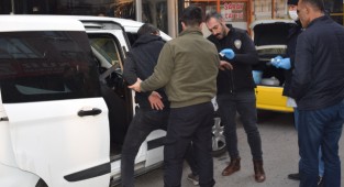 Yaraladığı kadını gasp ettiği araçla kaçırmaya çalıştı