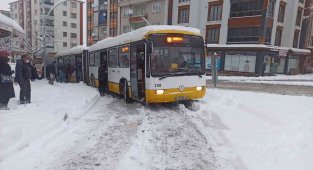 Belediye otobüsü yolda kalınca iş yolculara düştü