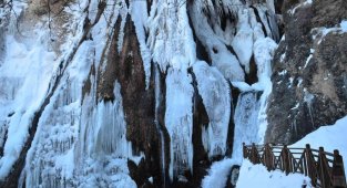 Buz tutan şelale kartpostallık görüntüler oluşturdu