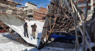 Çöken otoparkın çatısı karton gibi ikiye ayrıldı