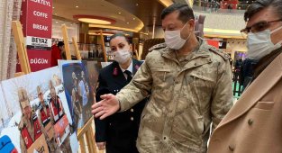 Depremzedelere yardım fotoğrafları sergilendi