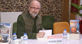 Gazeteci -Yazar Özkan, ikinci kitabının imza gününde kitapseverlerle buluştu