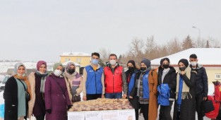 Gençler karda hayvanları unutmadı