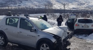 iki otomobil kafa kafaya çarpıştı: 9 yaralı