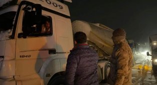 Karda yolda kalanlara kumanya ikramı