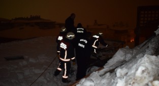 4 Katlı Binanın Ahşap Çatısı Çöktü