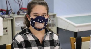 Lise öğrencileri işitme engeliler için şeffaf maske üretti