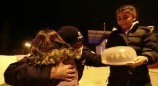 Malatya'da görev başındaki polislere ailelerinden yeni yıl sürprizi