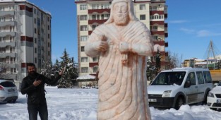 Malatya'da kardan dev Tarhunza heykeli yoğun ilgi görüyor