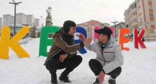 Malatya'da gençler karlı pekmezinin tadını çıkardı