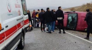 Malatya'da kontrolden çıkan araç yan yattı: 3 yaralı