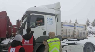 Malatya'da yolda kalan vatandaşlara kumanya desteği