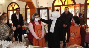 Milletvekili Çalık, özel çocukların çalıştığı kafeyi ziyaret etti