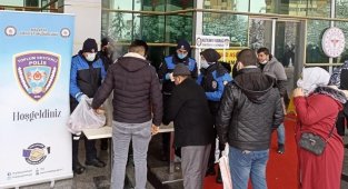 Polisten hasta yakınlarına sıcak çorba