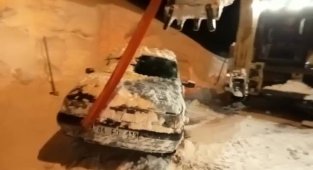 Sürücünün bıraktığı aracı 5 metre karın altından çıktı