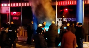 Yangına müdahale eden itfaiye eri dumandan etkilendi