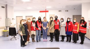 Yeşilyurt Kızılay, Yılın İlk Bebeklerini ve Annelerini Ziyaret Etti