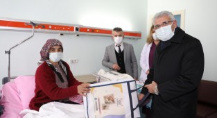 Yolu kapalı ilçedeki bebek ve annesini UMKE ekipleri tıp merkezine yetiştirdi