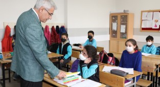 Battalgazi'deki Öğrencilere Eğitim Desteği Sürüyor