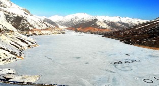 Çat Barajı buz tuttu