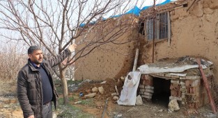 Eriyen kar sonrası kerpiç evin duvarı çöktü