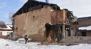 Eriyen kar sonrası kerpiç evin duvarı çöktü