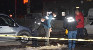 Evinin önünde silahlı saldırıya uğrayan işadamı yaralandı