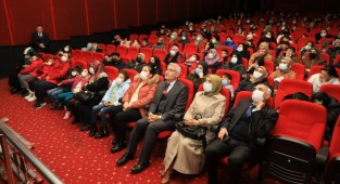 Güder, yetim çocuklara sinema keyfi yaşattı