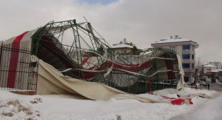 Halı sahanın çatısı çöktü facianın eşiğinden dönüldü