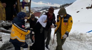 Hanife nine, karlı yollar aşılarak hastaneye ulaştırıldı