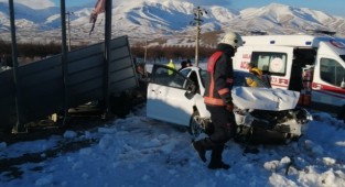 İki araç çarpıştı, 4 kişi yaralandı