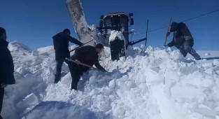 Kara saplanan araç için vatandaşlar seferber oldu