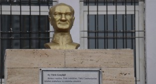 Malatya'da Atatürk büstünü yerinde söken şüpheliler tutuklandı