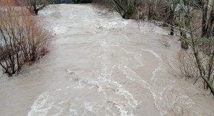 Malatya'da Kozluk Çayı taştı, yollar su altında kaldı