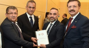Mesleki eğitim dosyası Bakan Özer'e sunuldu