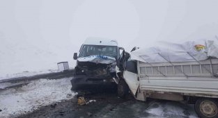 Minibüs ile kamyonet kafa kafaya çarpıştı: 9 yaralı