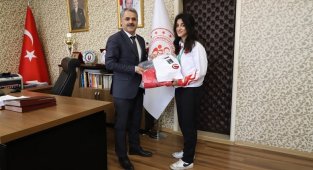 Avrupa Şampiyonu Aslan'a İl Müdürü Kayhan'dan Hediye