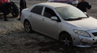 Otomobil İskele sahasında çamura saplandı