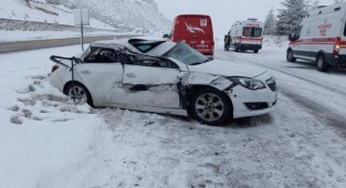 Otomobil park halindeki tıra çarptı: 3 yaralı