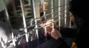 Oyun sırasında parmağı parmaklıklara sıkışan küçük kızın yardımına itfaiye koştu