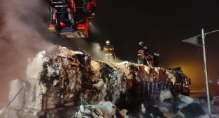 Pamuk yüklü tırın dorsesi alev alev yandı