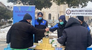 Polis kandil simidi dağıttı