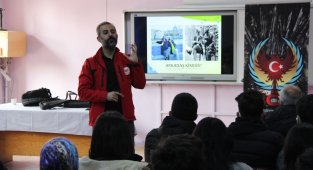 Polisten öğrencilere ''terörden uzak kalsın'' mesajı