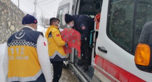 Rabia bebek, 4 saatlik yol açma çalışmasından sonra hastaneye ulaştırıldı