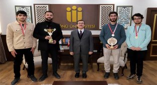 Rektör Kızılay'dan başarılı sporculara hediye