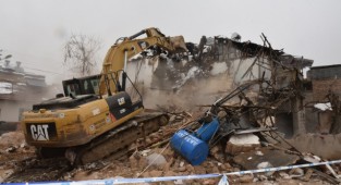 Risk Arz Eden Kerpiç Ev Battalgazi Belediyesi Ekipleri Tarafından Yıkıldı
