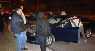 Üç aracın karıştığı zincirleme kazada 2 kişi yaralandı