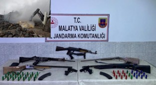 Yangın çıkan ahırda çok sayıda silah ele geçirildi