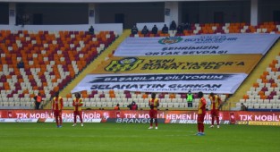 Yeni Malatyasporlu futbolcular maça protesto ile başladı