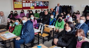 40 yıllık öğretmene ilk öğrencilerinden sürpriz ziyaret